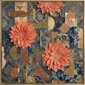 Collagekunst in gemengde techniek met koraalbloemen en metallic vormen