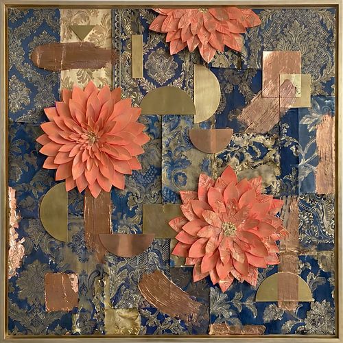 Collagekunst in gemengde techniek met koraalbloemen en metallic vormen