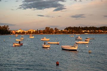 in de haven van Corfu bij zonsopgang van Leo Schindzielorz