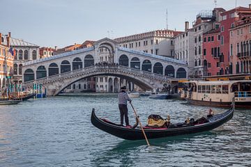 Alte Gebäude und Rialto-Brücke mit Gondel auf Kanal in der Altstadt von Venedig, Italien