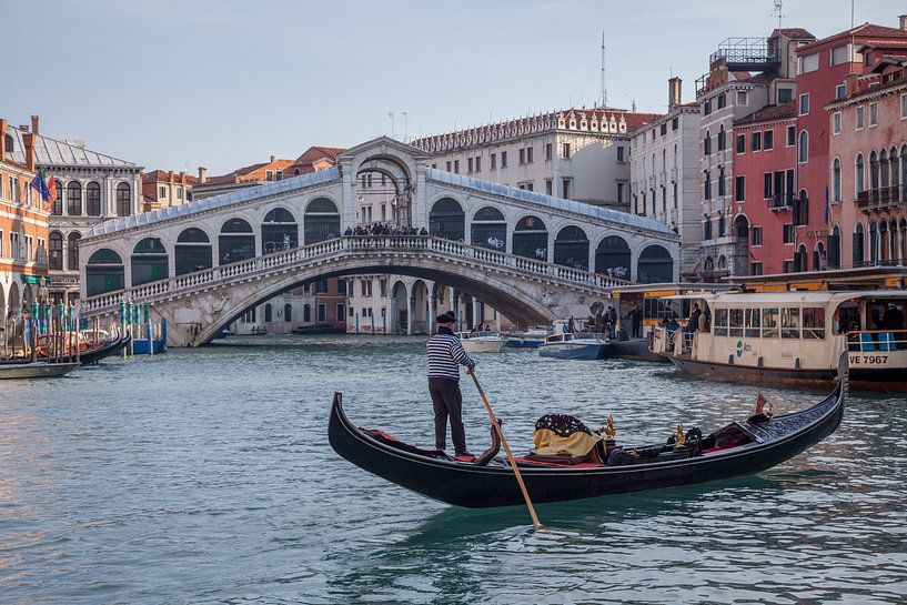 Oude panden en Rialto brug met gondola aan kanaal in oude centrum van Venetie, Italie van Joost Adriaanse