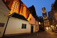 Buurkerk en Domtoren gezien vanuit Buurkerkhof in Utrecht van Donker Utrecht thumbnail