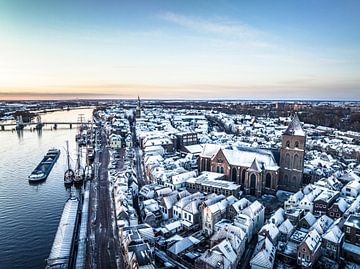Kampen sur l'IJssel lors d'un lever de soleil hivernal froid sur Sjoerd van der Wal Photographie