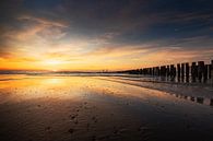 Slowly You Dissolve (zonsondergang strand Domburg) van Thom Brouwer thumbnail