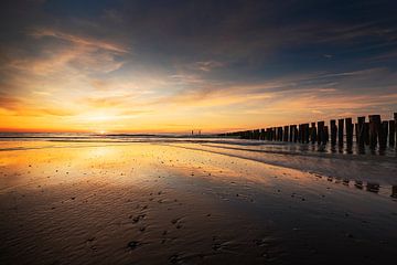 Slowly You Dissolve (zonsondergang strand Domburg) van Thom Brouwer