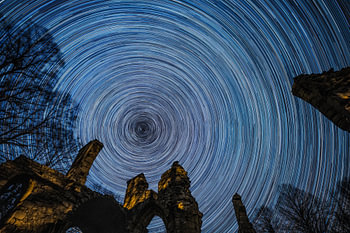 Traînées d'étoiles au-dessus des ruines de Montfaucon-d'Argonne