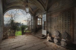 Vue sur le jardin d'une villa abandonnée