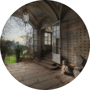 Doorkijk naar de tuin van een verlaten Villa