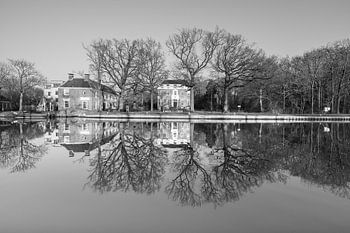 Gemeentehuis Goudestein en het Vechtstreekmuseum spiegelen op de Vecht