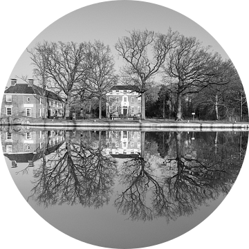 Gemeentehuis Goudestein en het Vechtstreekmuseum spiegelen op de Vecht