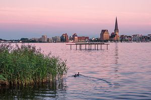 Blick über die Warnow auf die Hansestadt Rostock am Abend