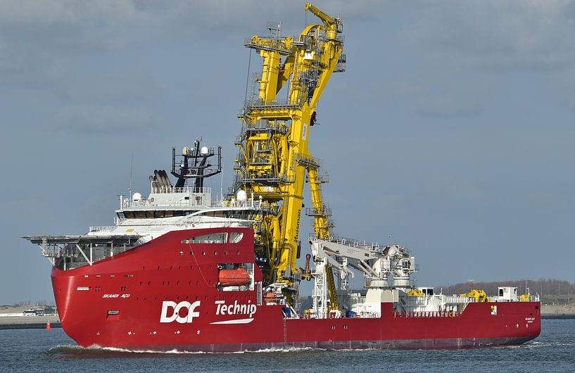 Skandi Acu leaves Rotterdam by Piet Kooistra