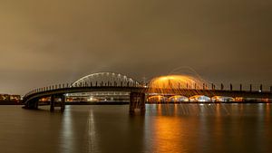 Wenden von Stahlwolle in der Zaligebrug (Nijmegen) mit der Kreuzung im Hintergrund