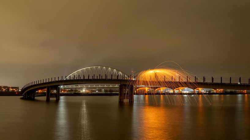 Wenden von Stahlwolle in der Zaligebrug (Nijmegen) mit der Kreuzung im Hintergrund von Johannes Jongsma