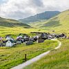 Village au milieu de montagnes verdoyantes sur Ageeth Groen