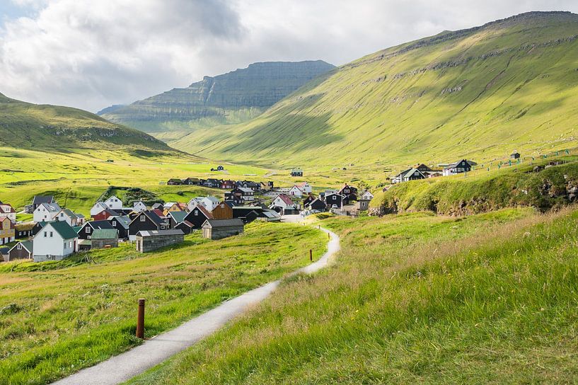 Dorf inmitten grüner Berge von Ageeth Groen
