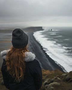 Junge Frau schaut über die Küstenlandschaft