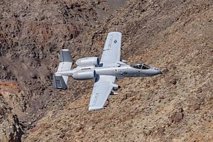 Fairchild Republic A-10 Thunderbolt II im Tiefflug.