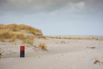 Strandpaal 13 in duinen Schiermonnikoog