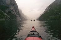Uitzicht vanuit een rode kajak in het Lysefjord in Noorwegen tijdens een kanotocht van Sjoerd van der Wal Fotografie thumbnail