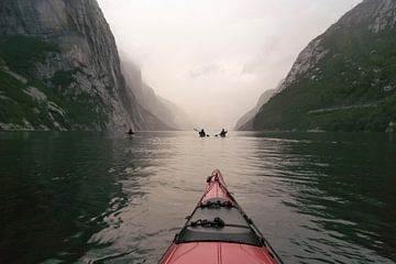 Uitzicht vanuit een rode kajak in het Lysefjord in Noorwegen tijdens een kanotocht van Sjoerd van der Wal
