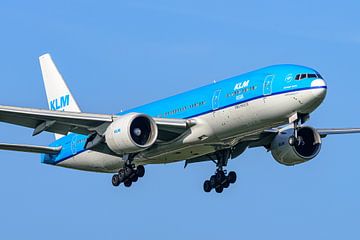 Landende KLM Boeing 777-200. van Jaap van den Berg