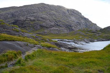 Ruig rotsig berglandschap aan een baai op Isle of Skye van Studio LE-gals