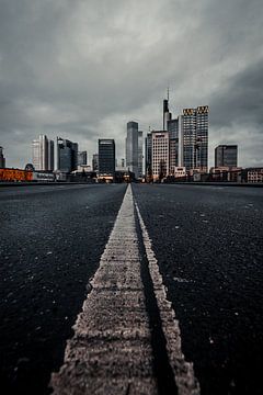 Frankfurt zonder auto's, skyline Frankfurt naar Corona Dramatic van Fotos by Jan Wehnert