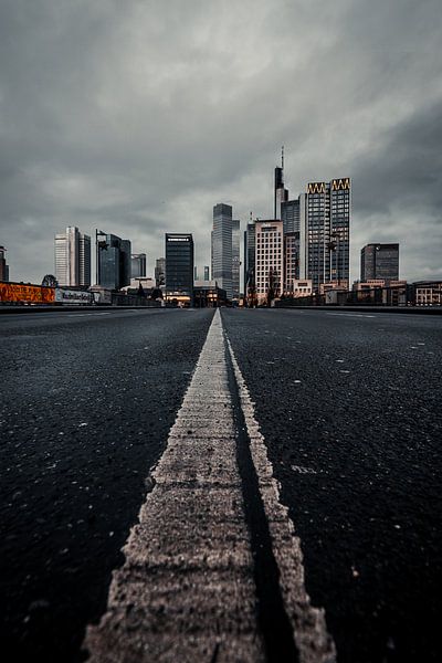 Frankfurt ohne Autos, Skyline Frankfurt zu Corona Dramatisch von Fotos by Jan Wehnert