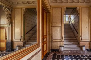 Une image miroir d'un bel escalier dans un couvent...