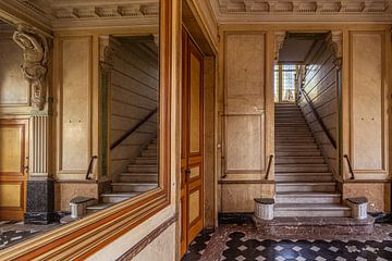 Een spiegelbeeld van een mooi trappenhuis in een klooster.. van Patrick Löbler