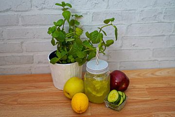 Limonade concombre-pomme-myrtille dans un verre.