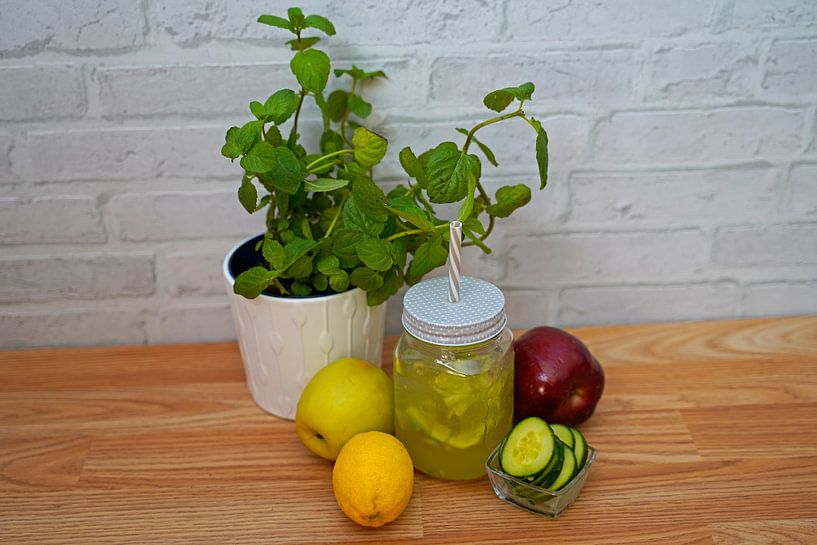 Gurken-Apfel-Holunder-Limonade im Glas. von Babetts Bildergalerie
