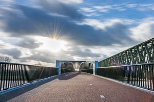 Schönes surrealistisches Bild der Fahrradbrücke De Maasover bei Mook und Cuijk