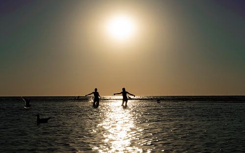 Kinderen spelen in de zee