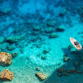 Boot in kristalhelder blauw water in Griekenland van KiekLau! Fotografie