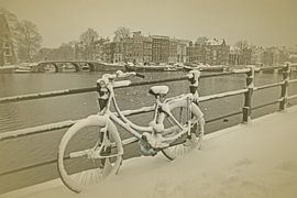 Altes Vintage-Foto von Amsterdam im Schnee an der Amstel in den Niederlanden von Eye on You