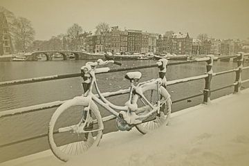 Oude vintage foto van Amsterdam in de sneeuw aan de Amstel in Nederland van Eye on You