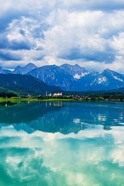 Uitzicht over de Forggensee en Füssen naar de Allgäuer Alpen van Rico Ködder