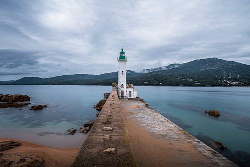 Een kustomarming, vuurtoren van Propriano