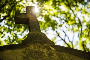 Partially broken down cross sur Melvin Erné