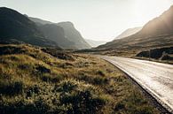 De weg door de prachtige natuur van Glencoe van Rebecca Gruppen thumbnail