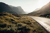 Die Straße durch die wunderschöne Natur von Glencoe