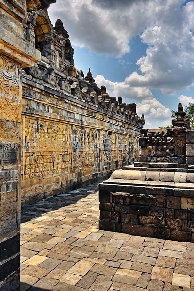 Les récits du Bouddha sur les murs dorés par Frank Photos