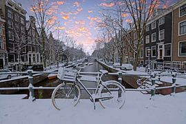 Besneeuwd Amsterdam in Nederland in de winter bij zonsondergang by Eye on You