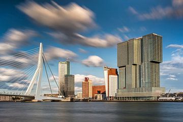 Skyline des Kop van Zuid und Erasmus-Brücke in Rotterdam