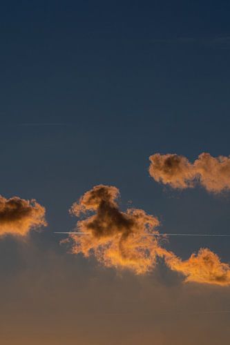 Wolken in een avondlicht van Nynke Altenburg