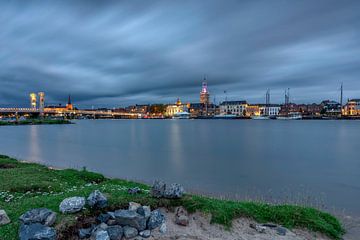 Blick auf Kampen während der blauen Stunde von Dennisart Fotografie