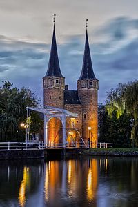 Oostpoort van Delft gehuld in het avond licht.