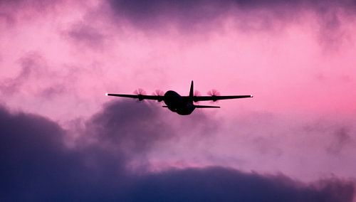 Dänische C130 Herkules an einem launischen Himmel